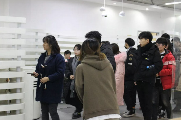 配图5. 参观云和数据VR虚拟现实体验区和教学区