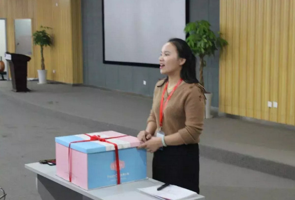 配图3 陈老师主持毕业典礼.jpg